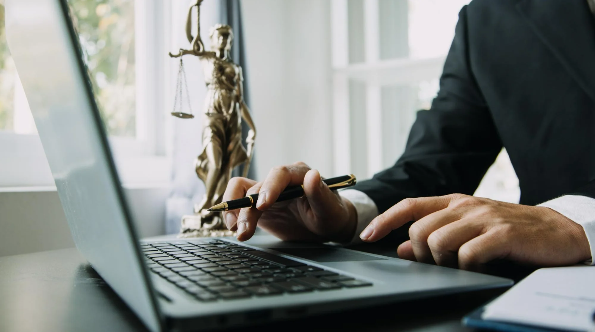 Strona internetowa dla prawnika wyświetlana na laptopie w nowoczesnej kancelarii prawnej